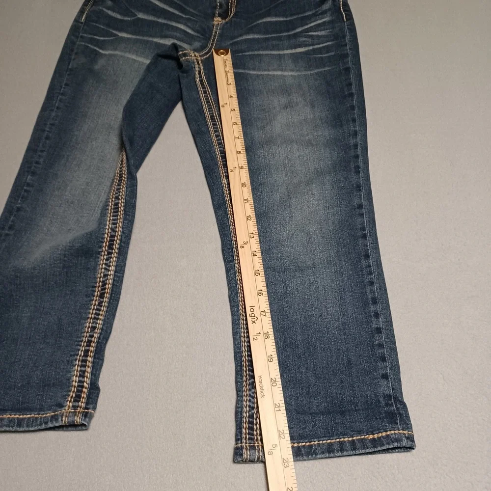 Cato Contemporary Women Size 8 Capri Jeans Medium Wash Embroidered Stretch Denim